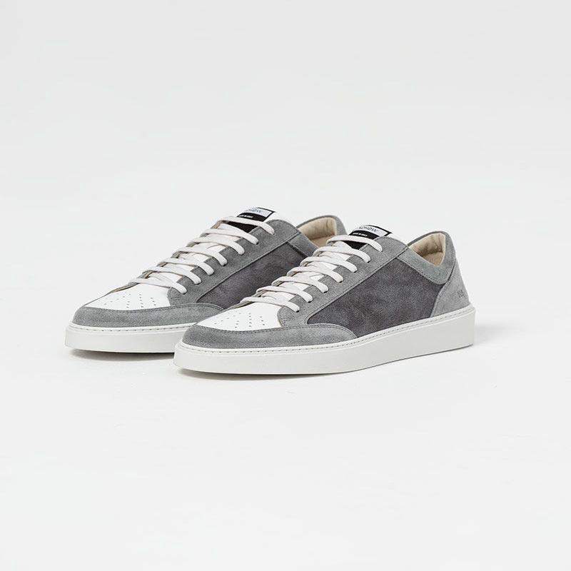 009 SNEAKERS IN GREY