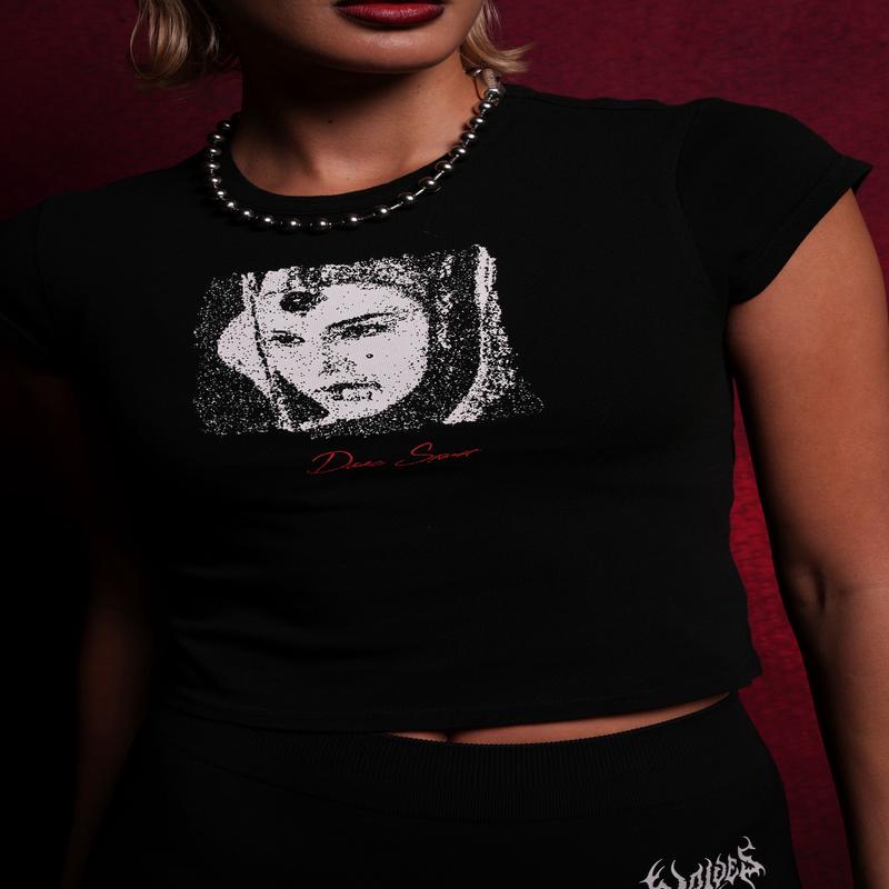 The Queen "Baby" Tee in Black